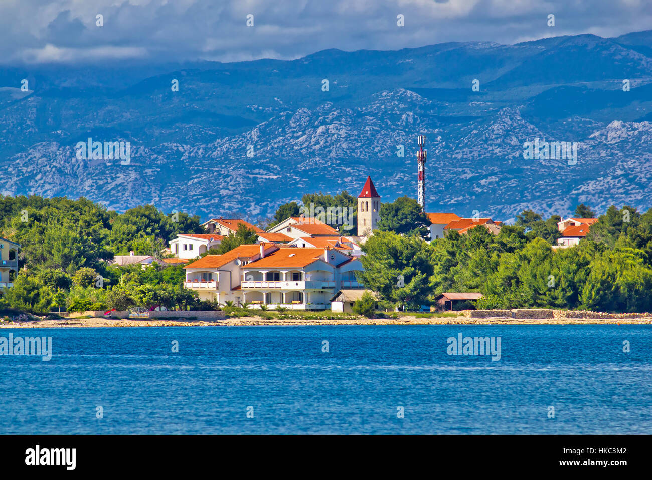 Isola di Vir waterfront sotto la montagna di Velebit, Croazia, Dalmazia Foto Stock