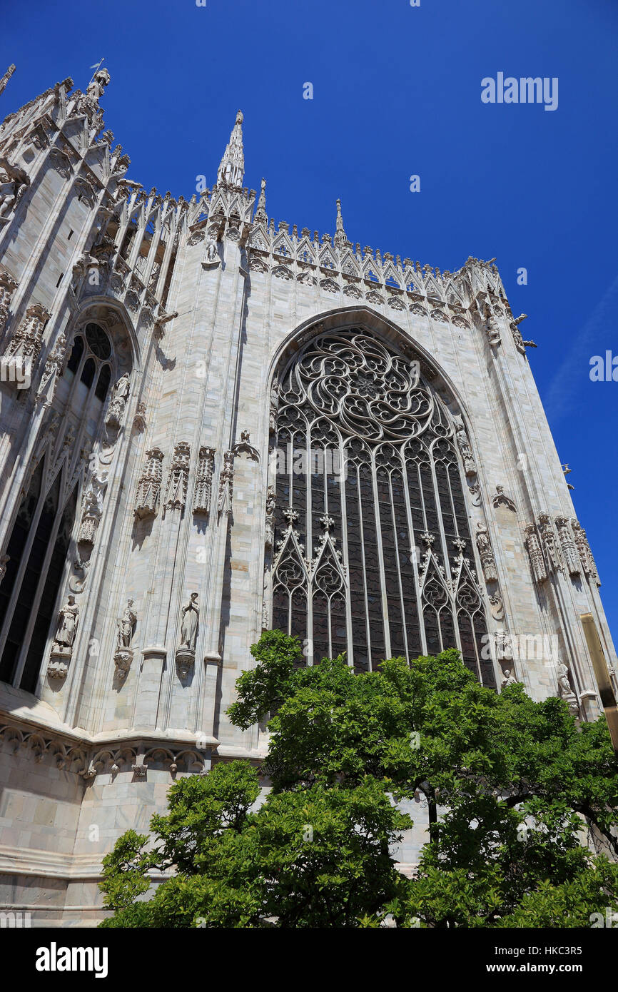 L'Italia, la città di Milano, centro città, parte della facciata esterna del duomo e il Duomo di Santa Maria Nascente, Cattedrale Metropolitana di Santa Mari Foto Stock