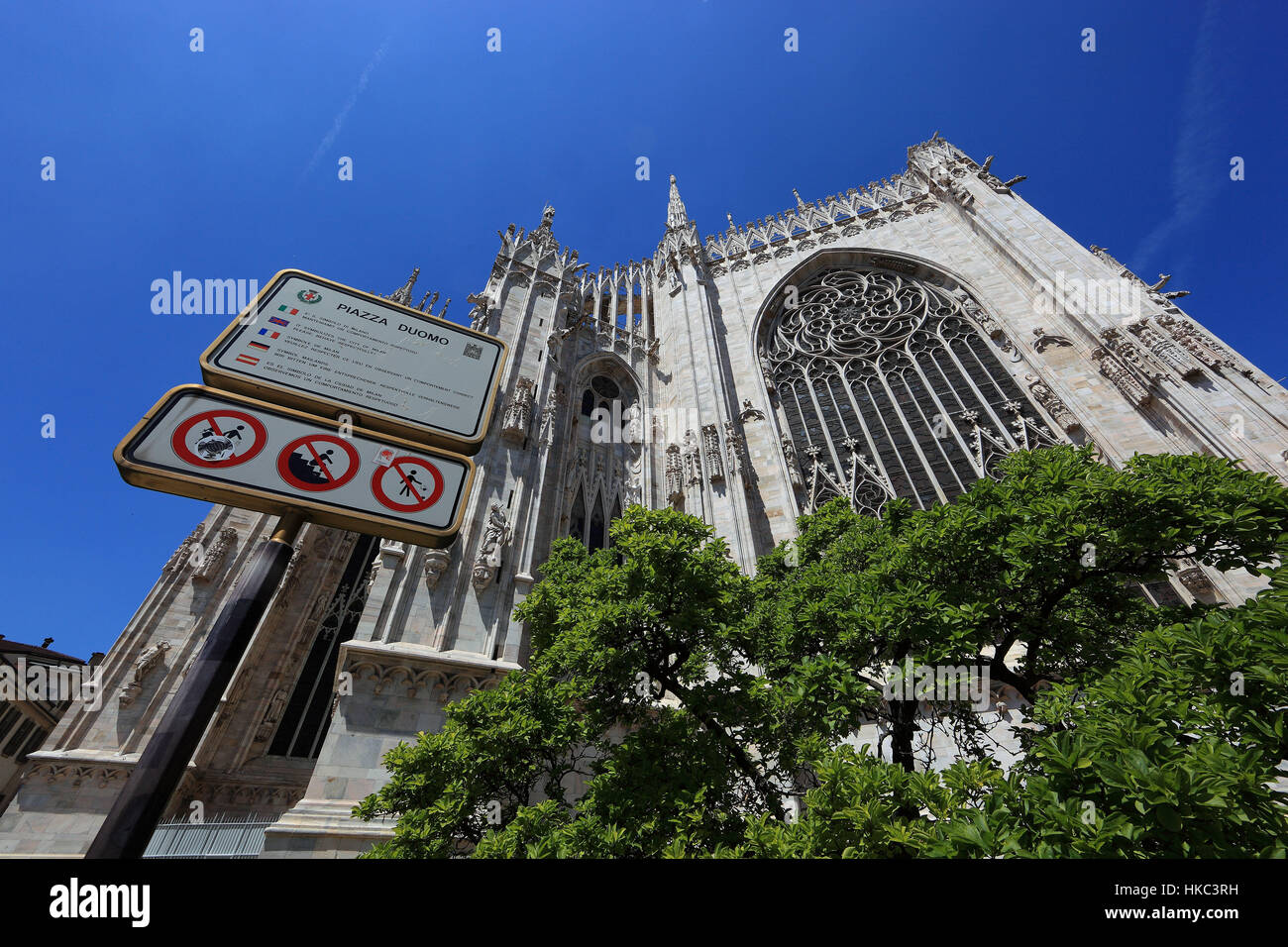 L'Italia, la città di Milano, centro città, parte della facciata esterna del duomo e il Duomo di Santa Maria Nascente, Cattedrale Metropolitana di Santa Mari Foto Stock