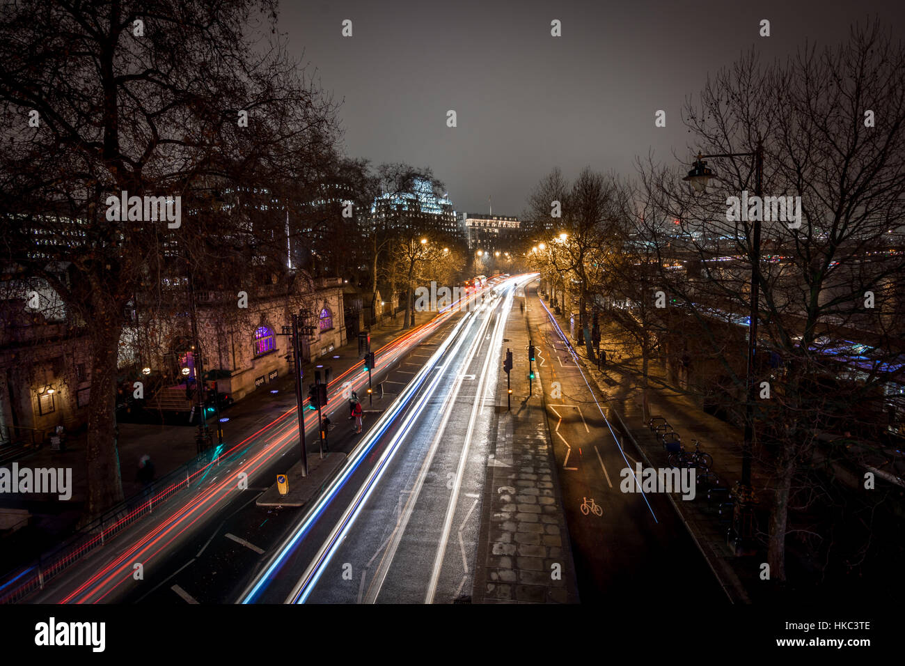 London, Regno Unito - 25 Gennaio 2016: luce di striature di auto come visto dalla cima del Giubileo d oro ponte alla stazione Embankment Foto Stock