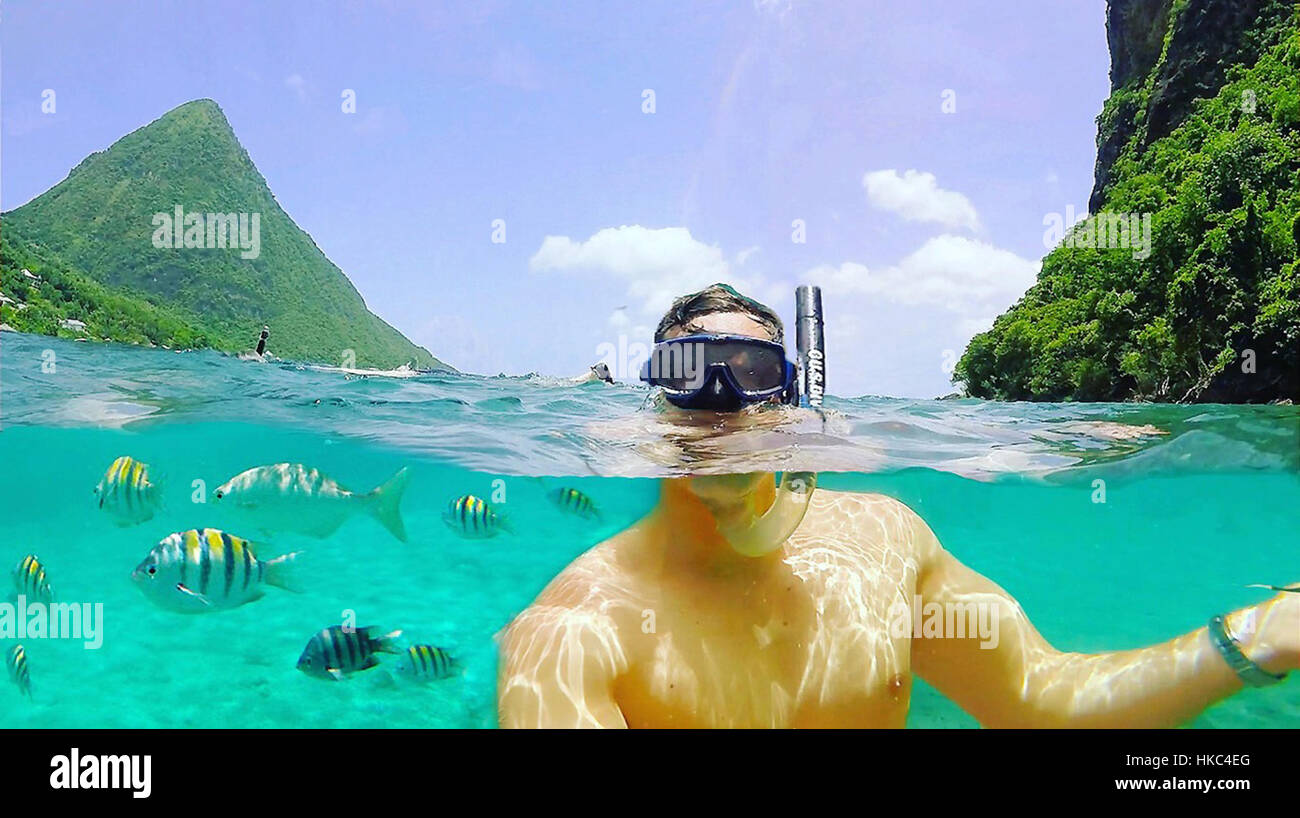 Un selfie mentre snorkeling (snorkeling) off Sugar Beach, St Lucia utilizzando una GoPro. Foto Stock