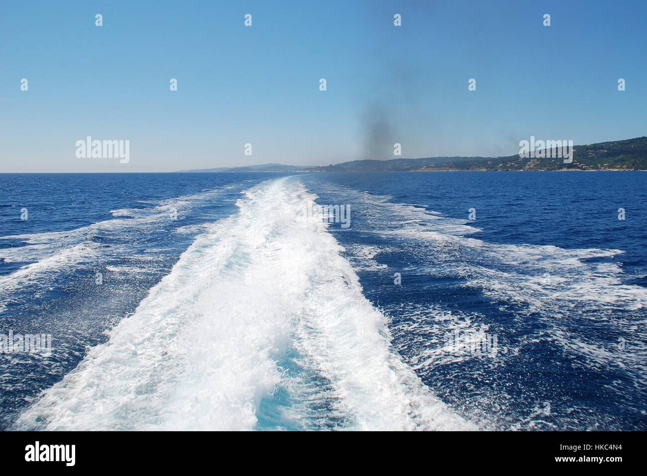 Sulla scia della poppa di una velocità elevata aliscafo traghetto in partenza da Paxos Island in Grecia. Foto Stock