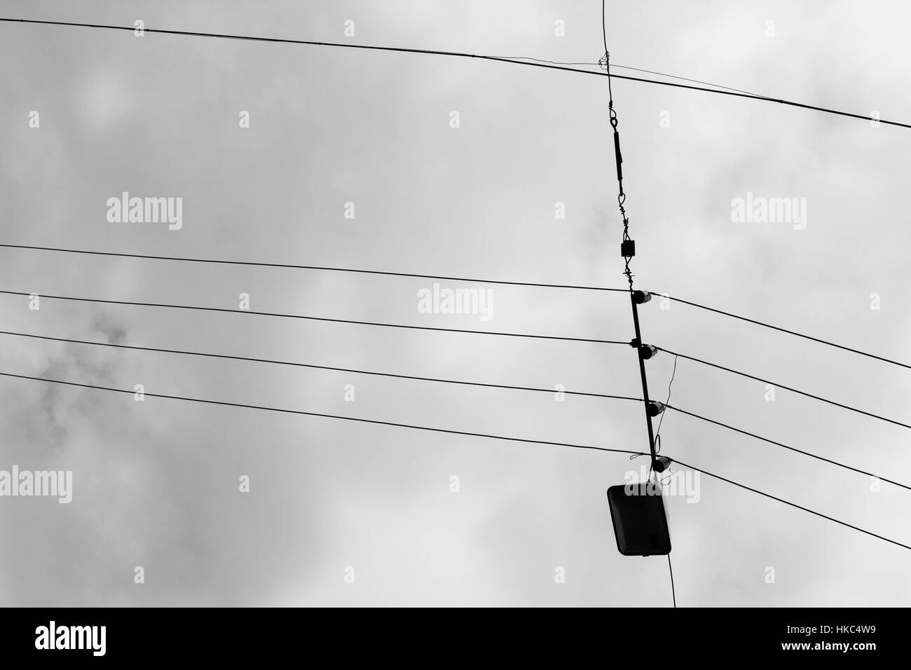 Silhouette di un elettricista conduttore di antenna; in bianco e nero Foto Stock