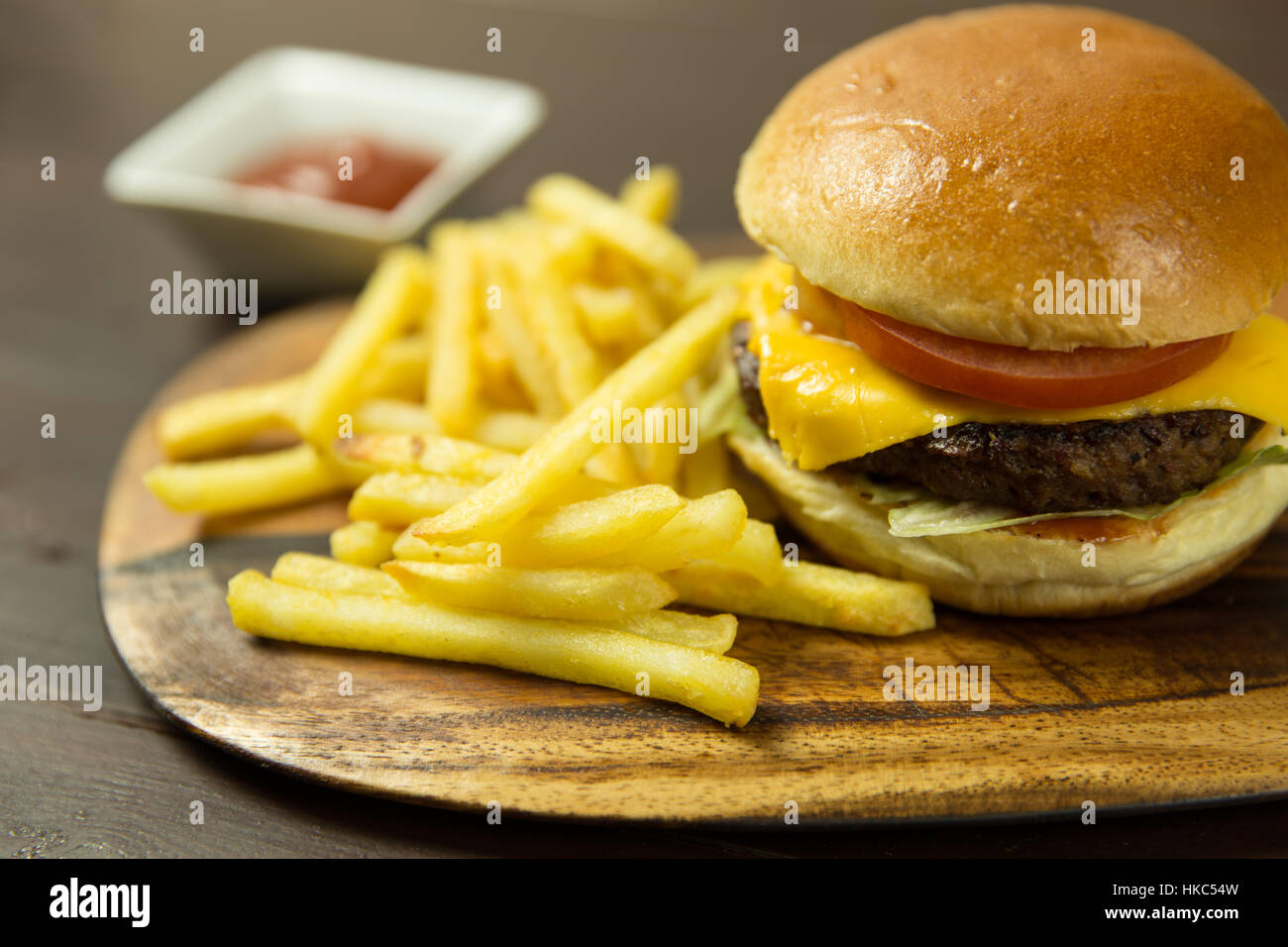 Cheeseburger e patatine fritte Foto Stock