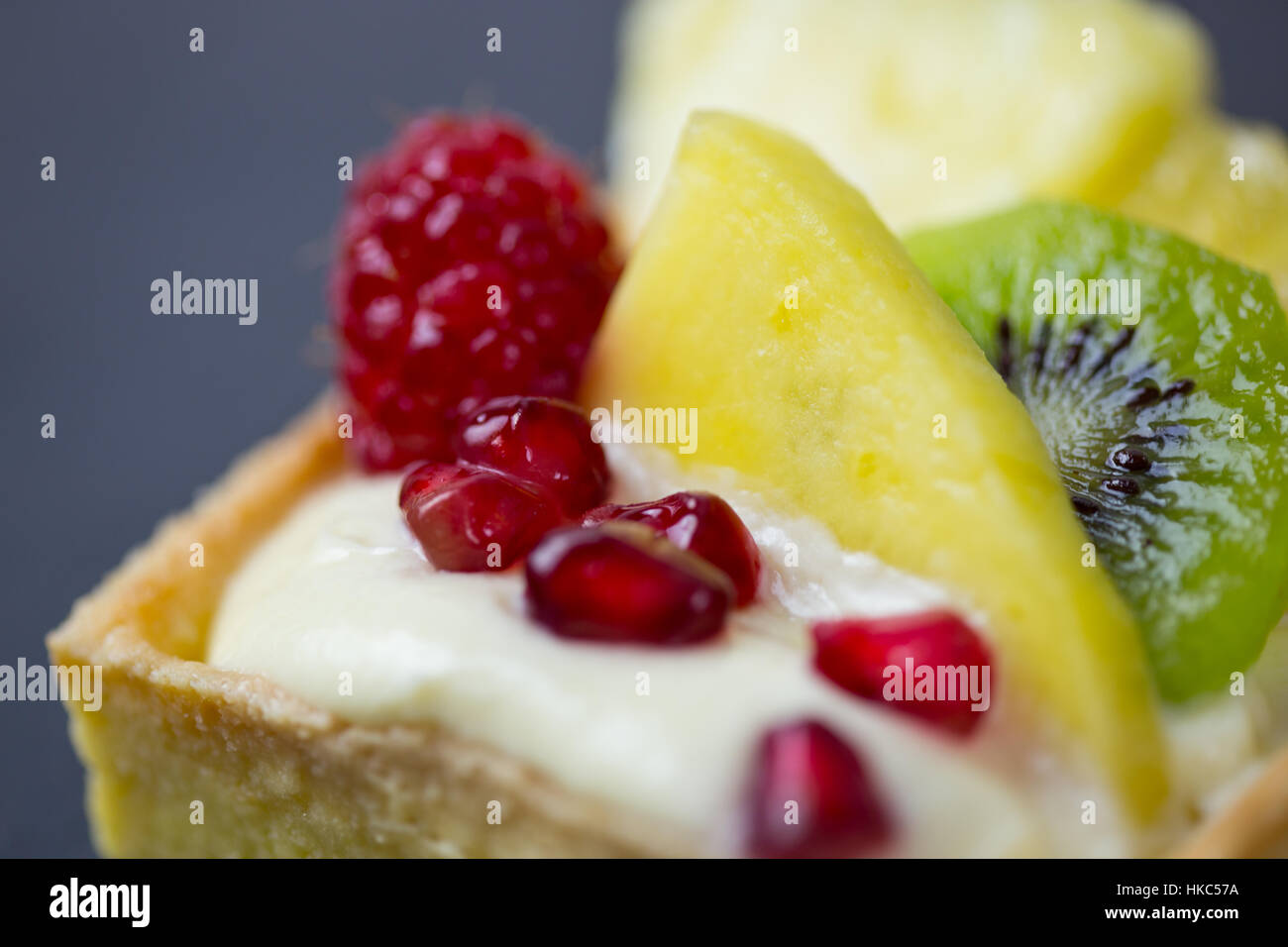 Crostata di frutta dolce closeup su sfondo scuro Foto Stock