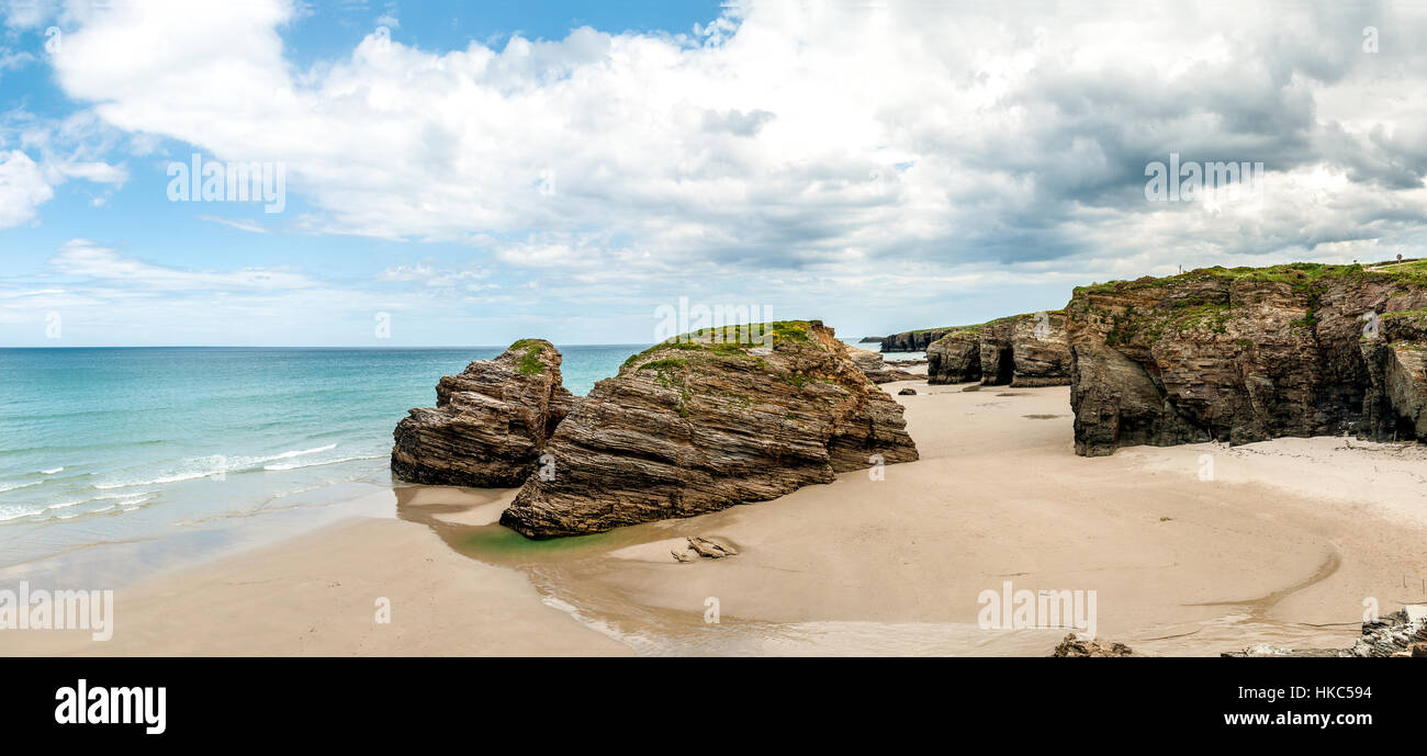 Cattedrali (spiaggia playa de las Catedrales) Spagna oceano Atlantico. Famosa spiaggia nel nord della Spagna. Foto Stock