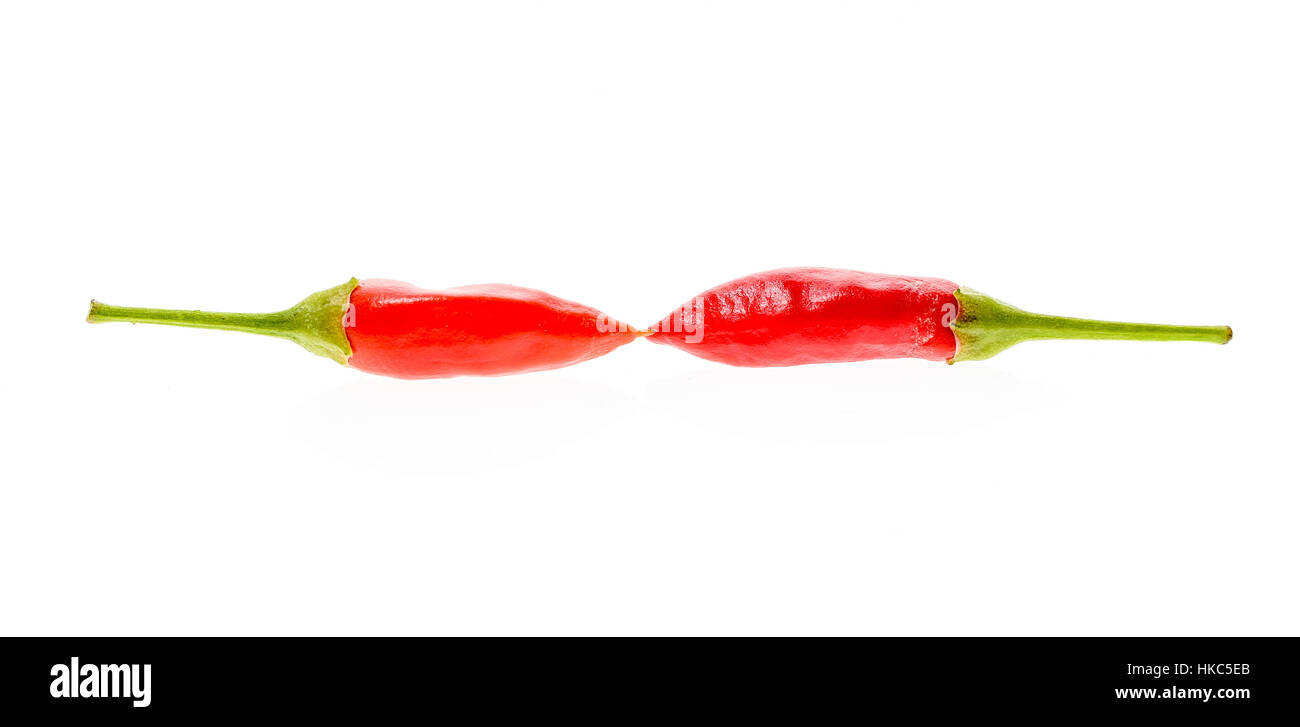 Multible diversi Red Hot Chili Peppers Cayenne, serrano con stelo verde. Cayenne, Serrano o siciliana di varietà di peperoncino. Studio immagine isolata su wh Foto Stock