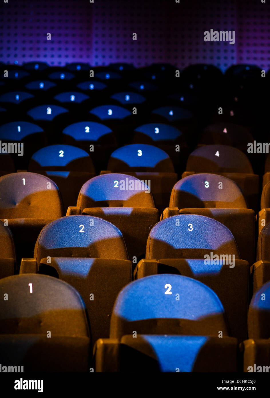 Auditorium movie theater sedili con numeri e luci blu. Foto Stock