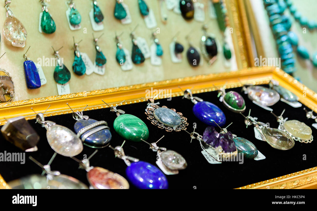 Display con diversi disegni di gioielli fatti a mano su supporto. Close-up di gioielli fatti a mano negozio finestra display o portagioie Foto Stock