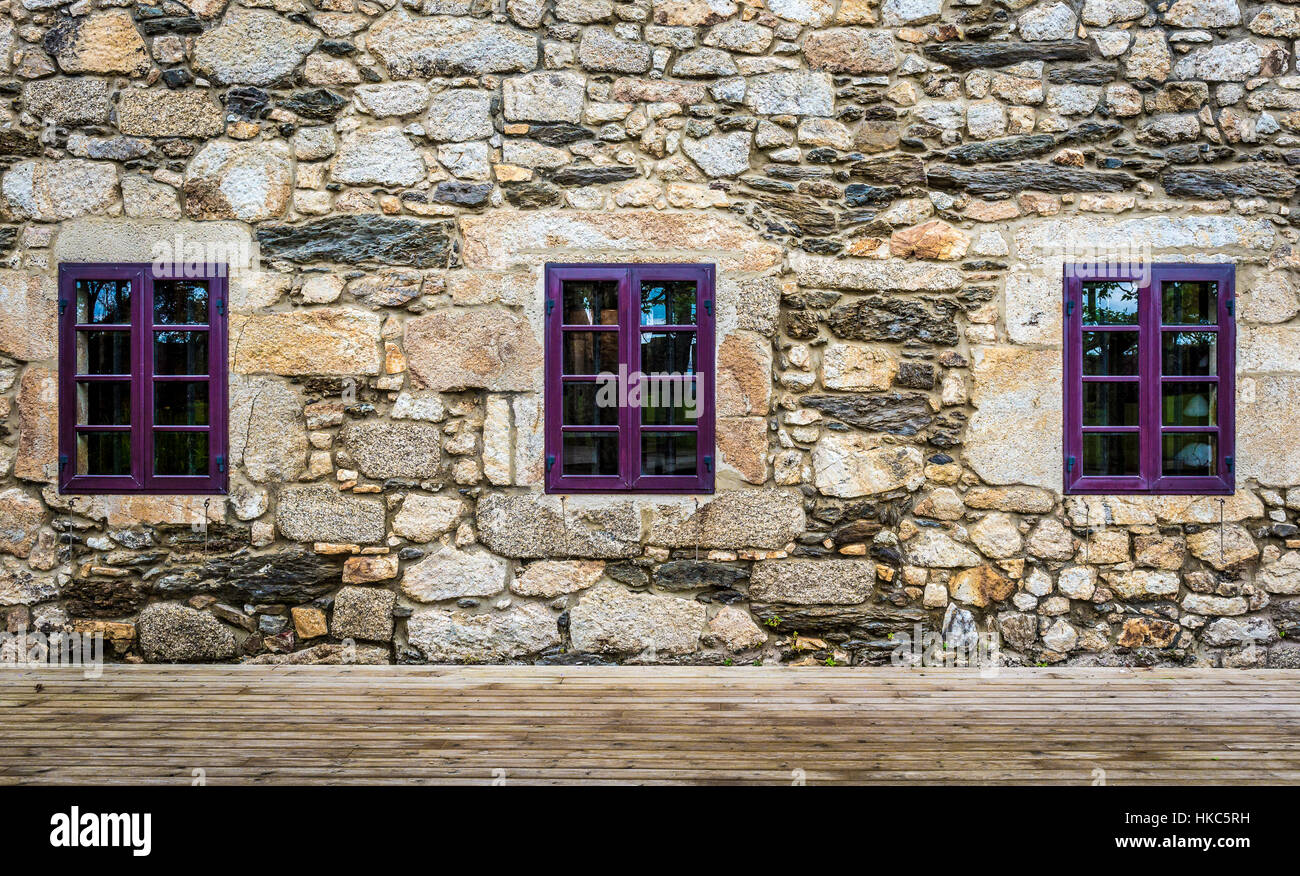 Finestra viola sul castello medievale di pietra e rocce con pavimento in  legno. Texture architettoniche di esterno del vecchio edificio in Isola di  Santa Cruz Foto stock - Alamy