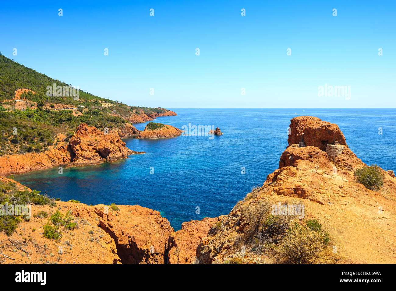 Esterel mediterraneo rocce rosso costa, la spiaggia e il mare. Costa Azzurra in Cote d Azur vicino a Cannes, Provenza, in Francia, in Europa. Foto Stock