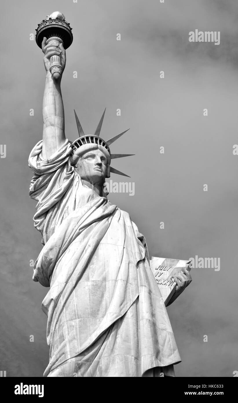 Liberty Island e la città di New York, nello Stato di New York, la Statua della Libertà, simboli di America, bandiera americana, Stati Uniti d'America Foto Stock