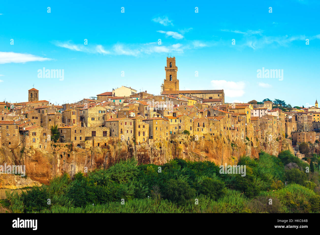 Toscana, Pitigliano borgo medievale sul tufo rocky hill. Panorama del paesaggio. L'Italia, l'Europa. Foto Stock