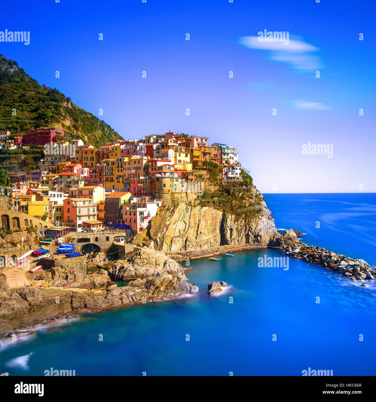 Manarola village sulla scogliera di rocce e mare al tramonto., Seascape in cinque terre, il Parco Nazionale delle Cinque Terre Liguria Italia Europa. Formato quadrato. Lunga Expo Foto Stock