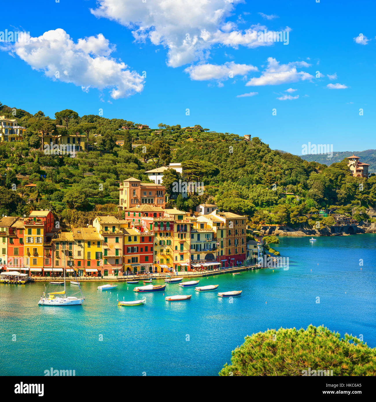 Portofino lusso antenna landmark vista panoramica. Villaggio e yacht in Little Bay Harbor. Liguria, Italia Foto Stock