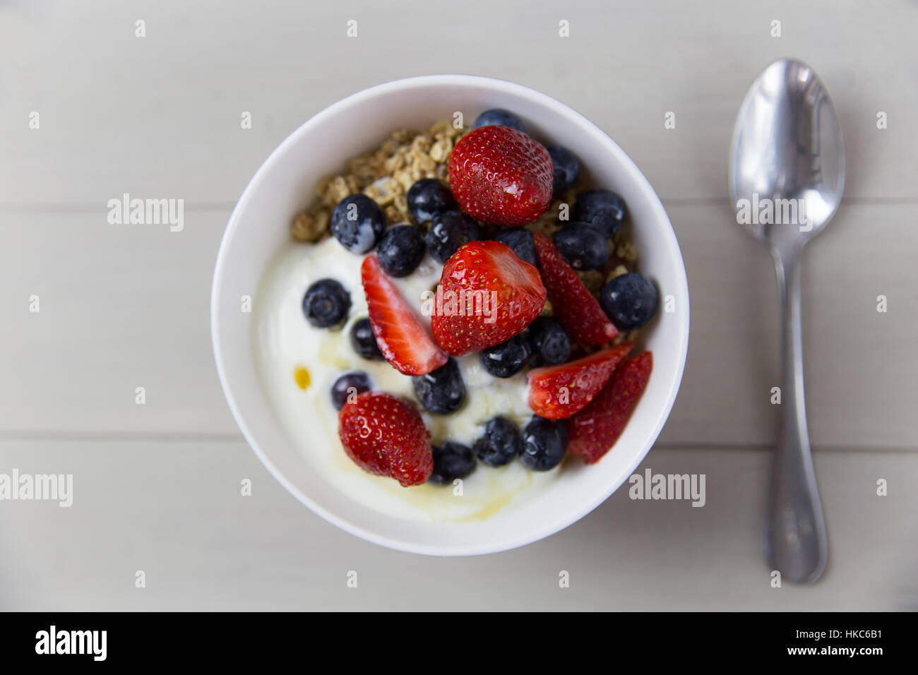 Yogurt e frutta cereali prima colazione nel recipiente Foto Stock