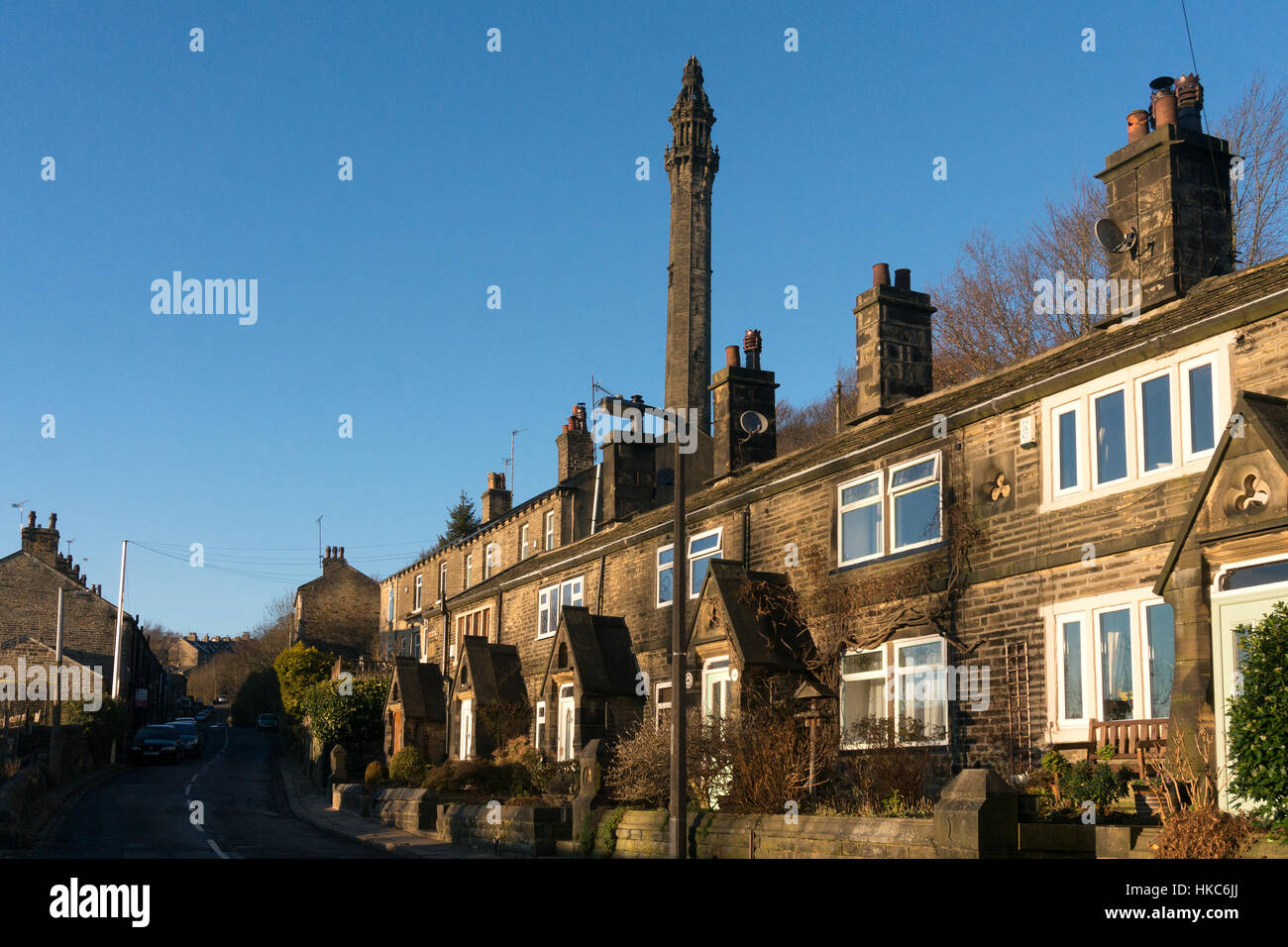 Fila di Victorian cottage terrazzati al di sotto di Wainhouse Tower, Halifax, West Yorkshire Foto Stock