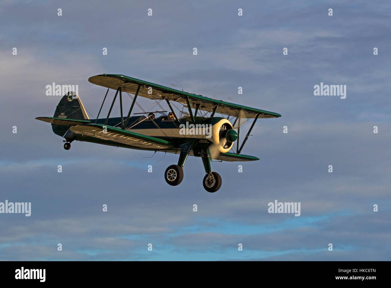 Volo aereo presso l'air show al crepuscolo Foto Stock