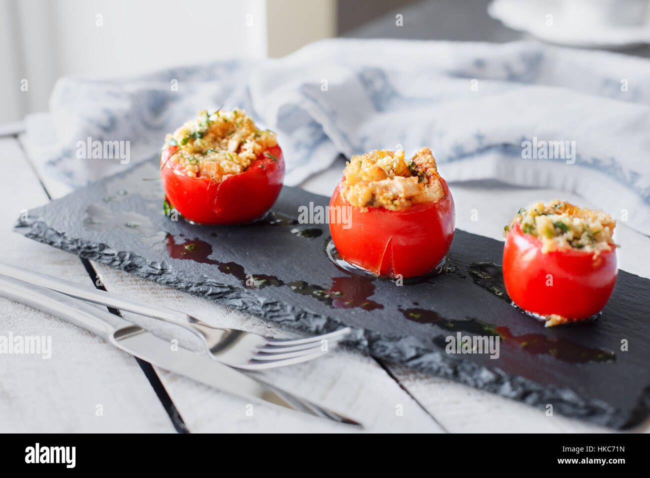 Pomodori ripieni con cous cous. Vegetariano cibo sano Foto Stock