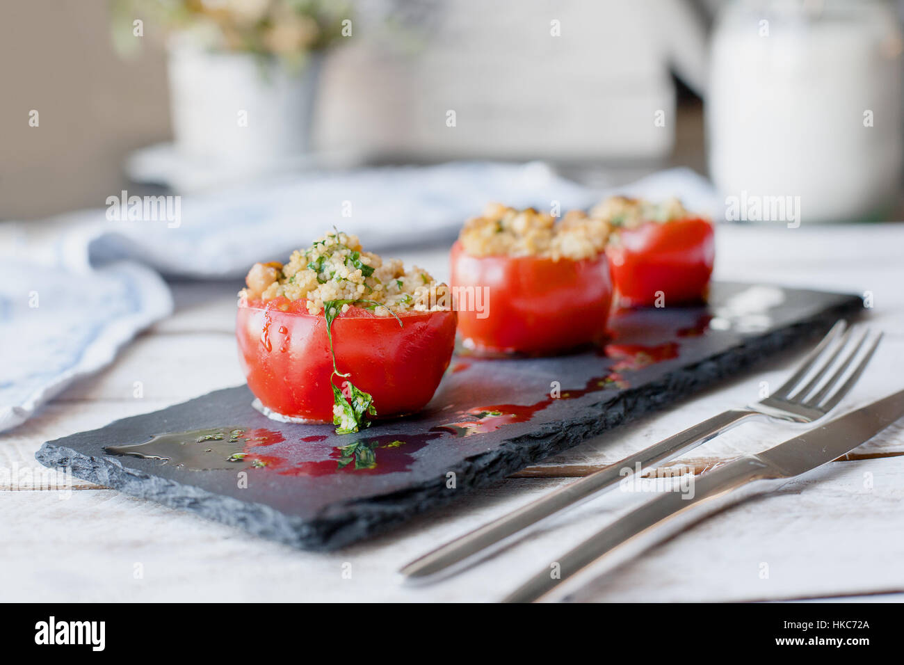 Pomodori ripieni con cous cous. Vegetariano cibo sano Foto Stock