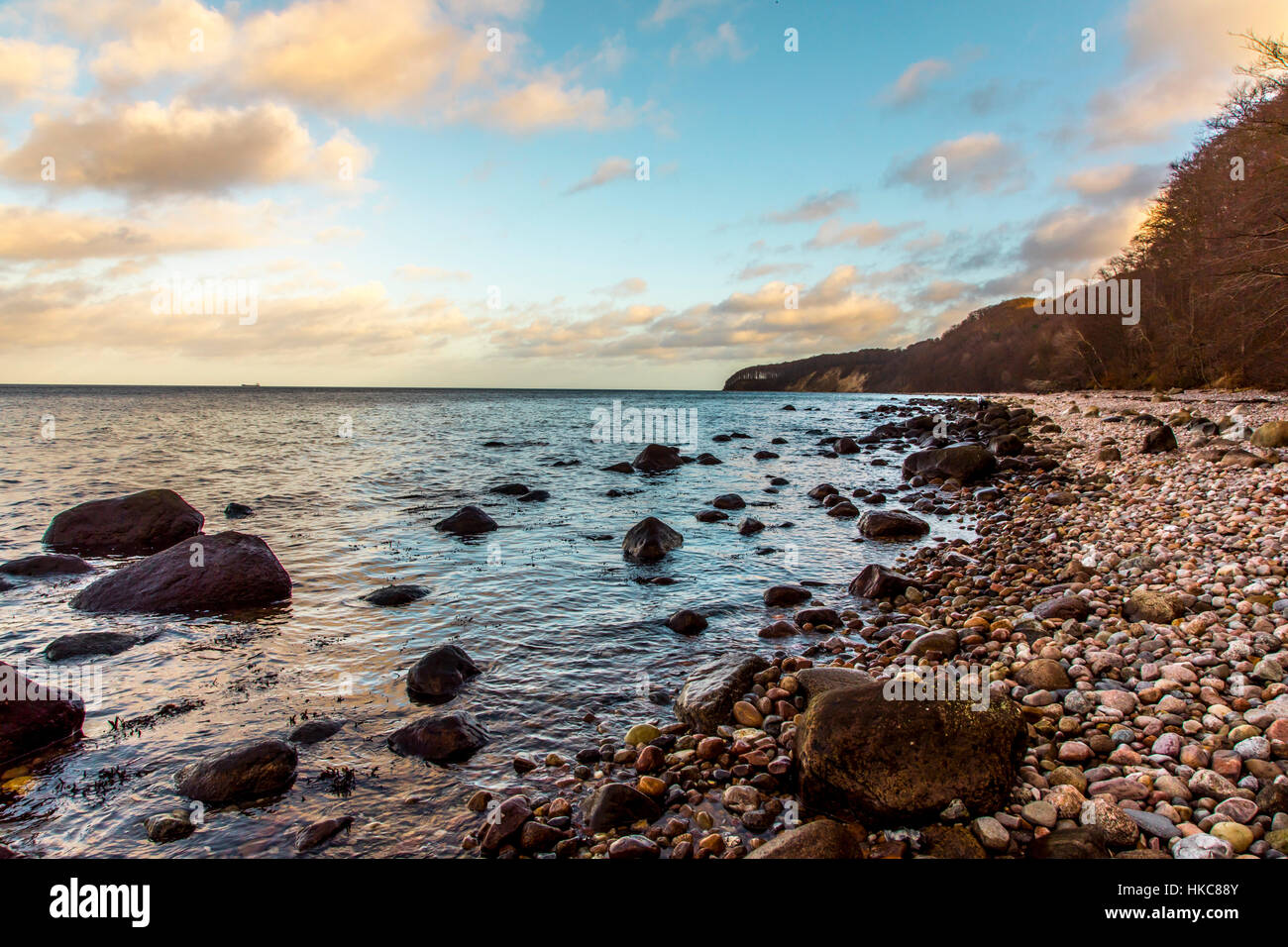 Granelli di pietra, spiaggia della linea costiera dell'isola RŸgen, Mar Baltico, in Germania, in inverno Foto Stock