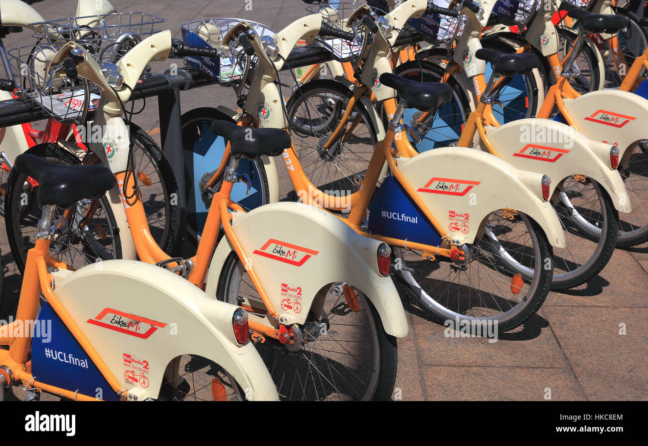 L'Italia, la città di Milano, noleggio di biciclette, bike sharing Foto Stock