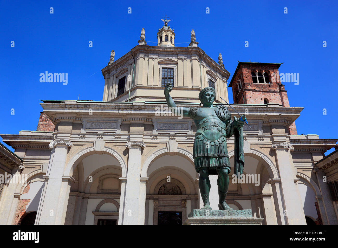 L'Italia, la città di Milano, della Basilica di San Lorenzo, la Chiesa di San Lorenzo Maggiore e statua Constantin Foto Stock