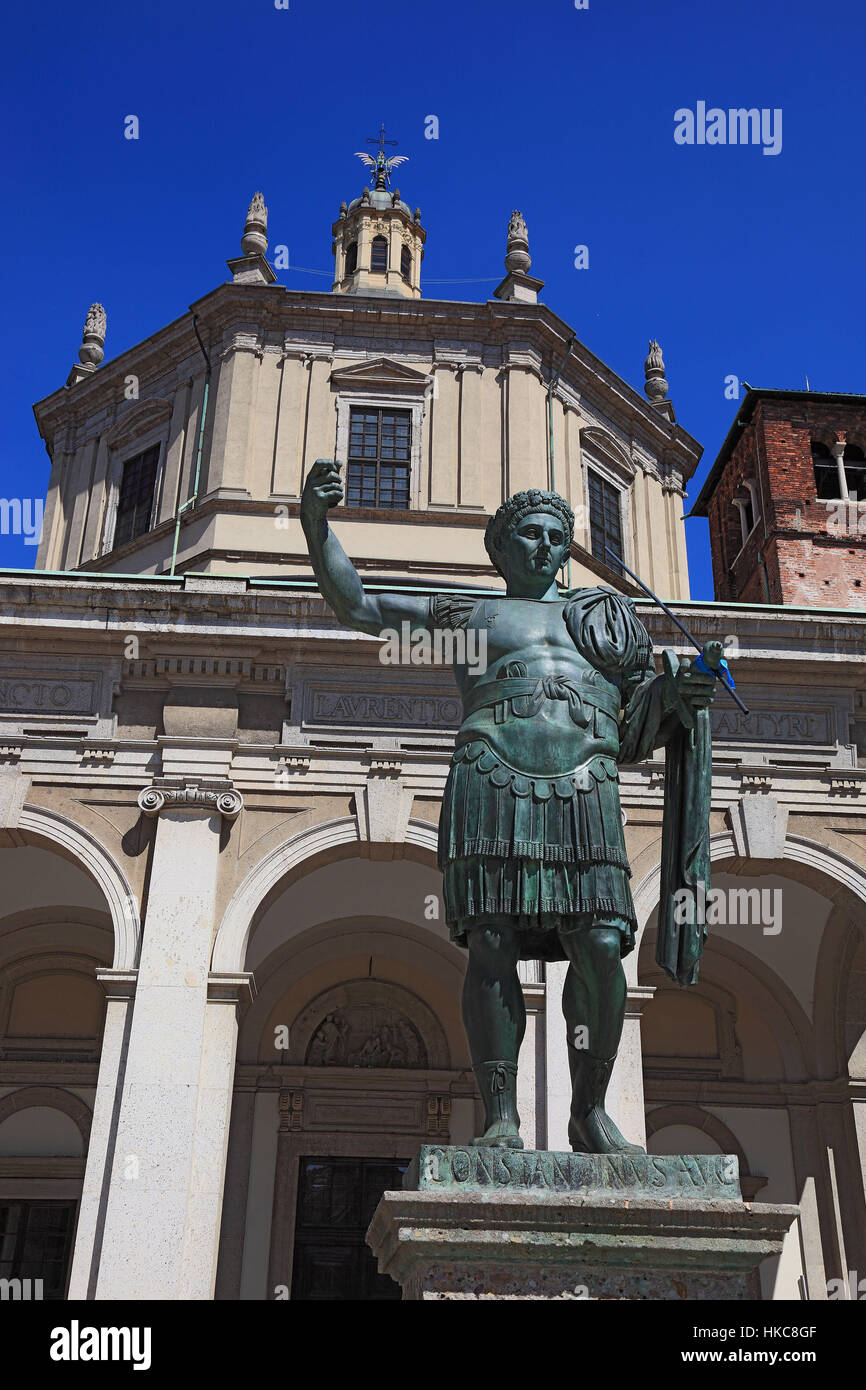 L'Italia, la città di Milano, della Basilica di San Lorenzo, la Chiesa di San Lorenzo Maggiore e statua Constantin Foto Stock
