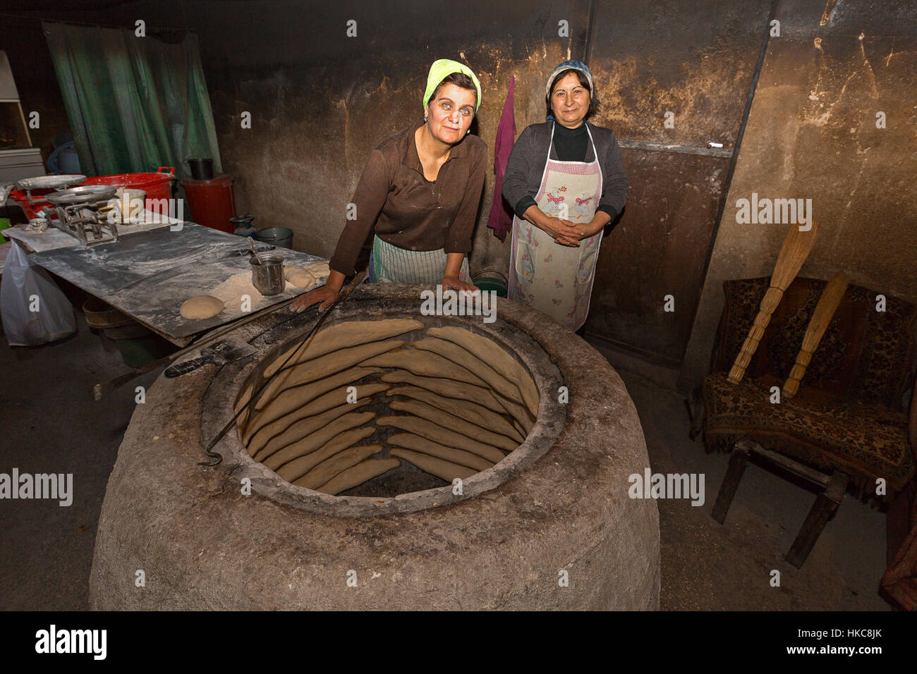 Donne locali che fanno pane tandoor in stile georgiano a Sighnaghi, Georgia Foto Stock