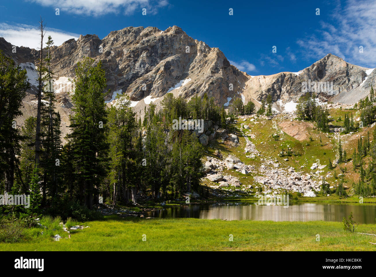 Un piccolo lago glaciale in appoggio al di sotto di Teton picchi nel pennello superiore Canyon nel Teton Mountains. Il Parco Nazionale del Grand Teton, Wyoming Foto Stock