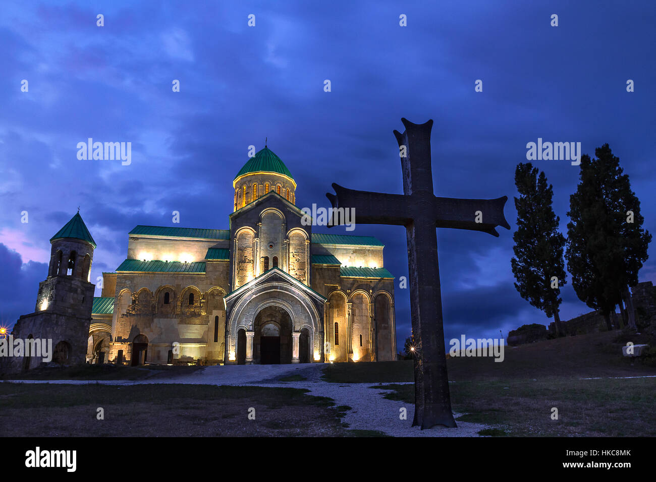 La cattedrale di Bagrati al crepuscolo in Kutaisi, Georgia Foto Stock