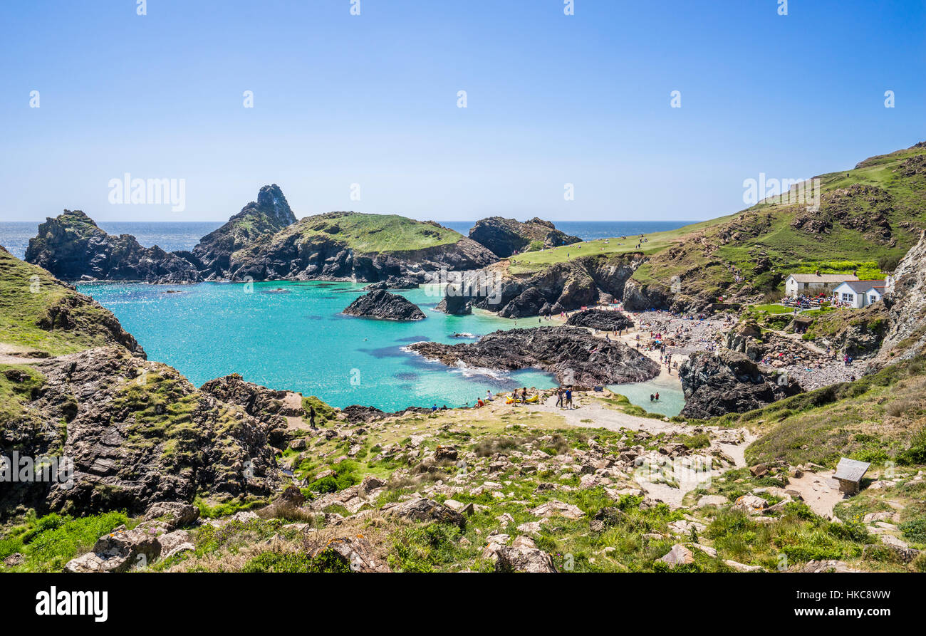 Gran Bretagna, Sud Ovest Inghilterra, Cornwall, penisola di Lizard, vista di Kynance Cove con la serpentina iconica sperone roccioso del Vescovo Rock Foto Stock