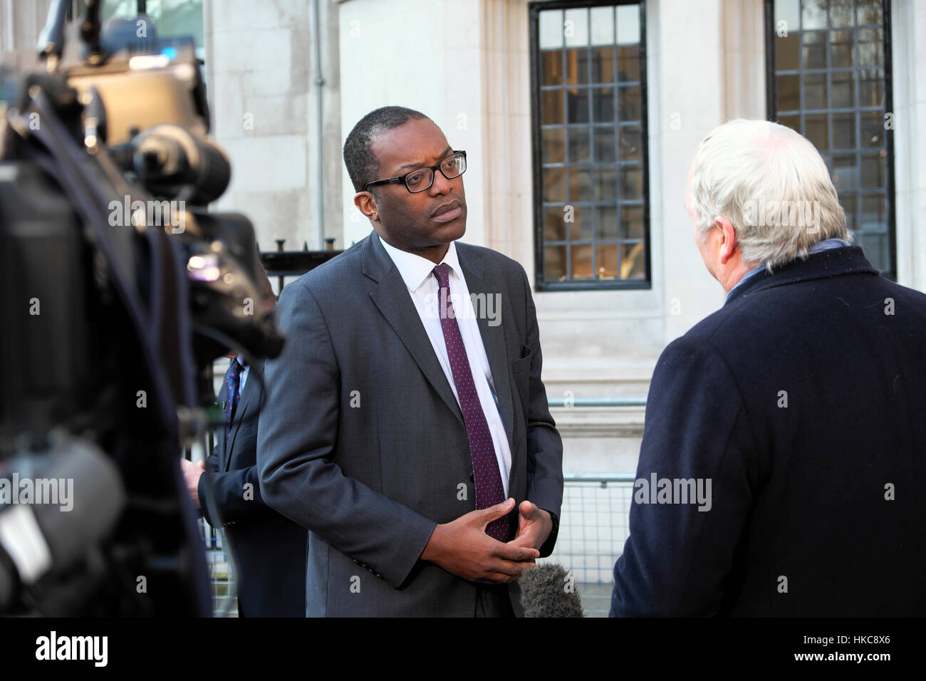 SKY TV interviste Pro Brexit Spelthorne conservatore MP Kwasi Kwarteng presso la Corte suprema dopo sentenza favorendo il Parlamento Londra UK KATHY DEWITT Foto Stock
