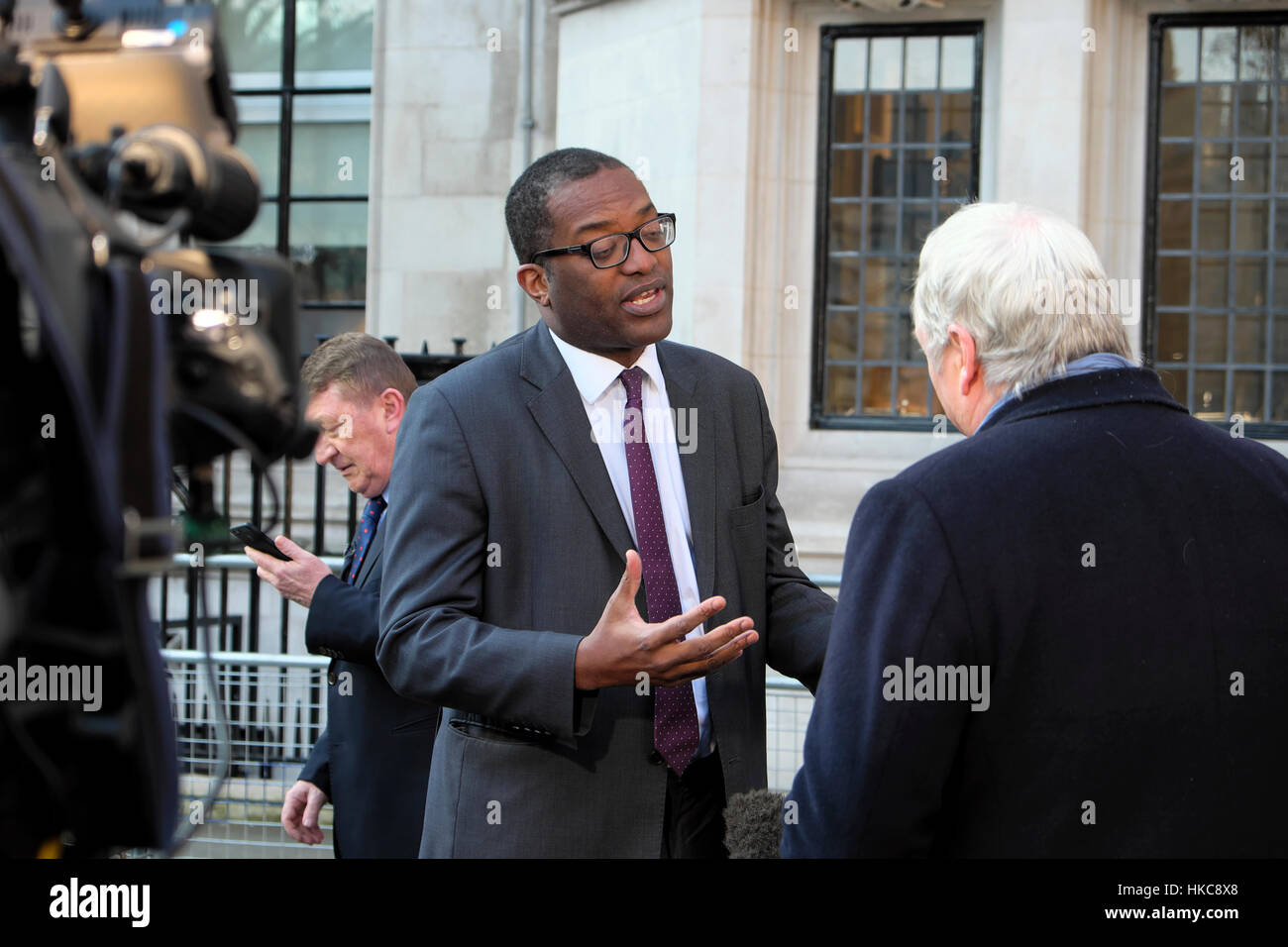 SKY TV interviste Pro Brexit Spelthorne conservatore MP Kwasi Kwarteng presso la Corte suprema dopo sentenza favorendo il Parlamento Londra UK KATHY DEWITT Foto Stock