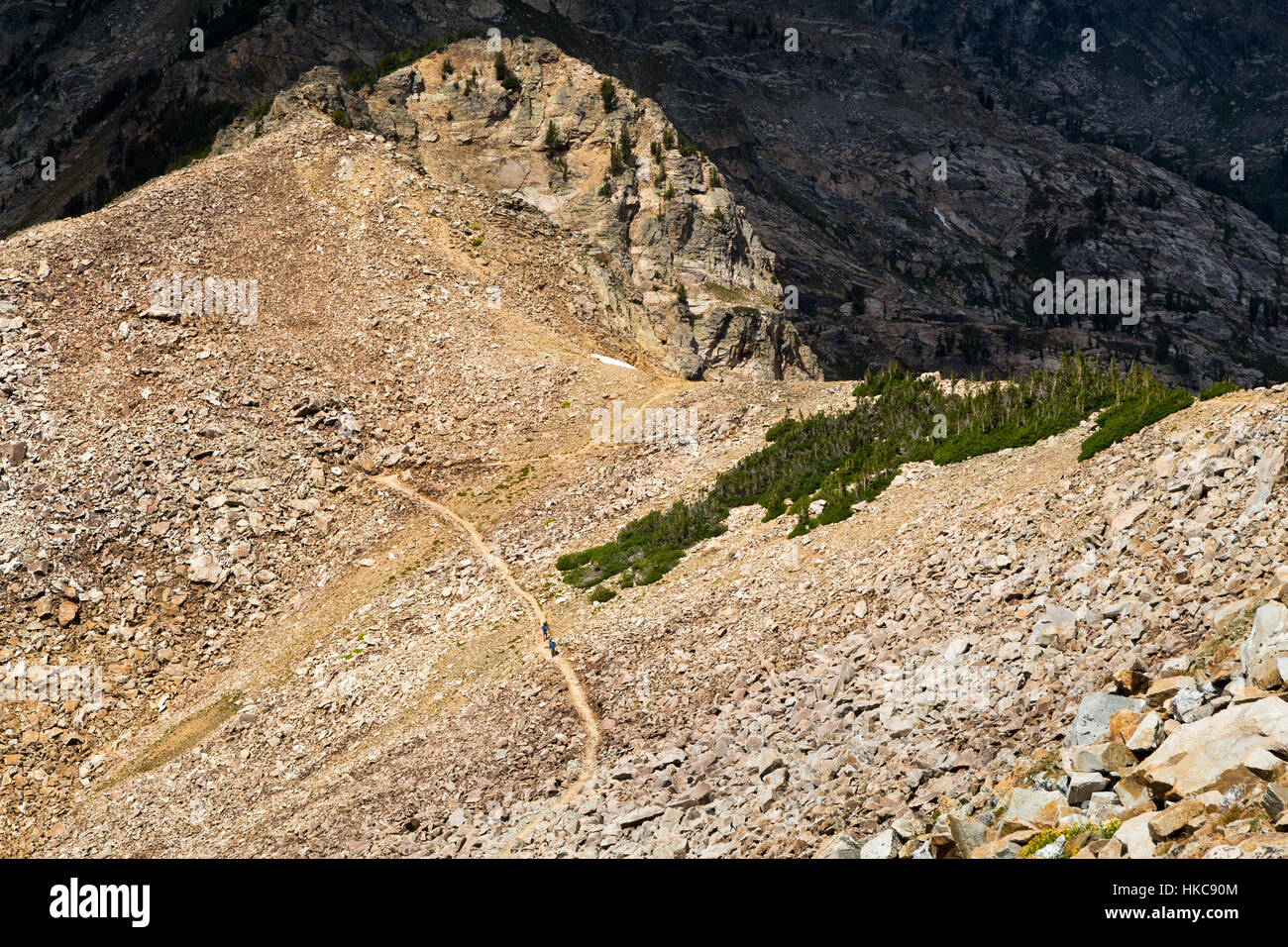 Due escursionisti ascendere fino la forcella del nord di Cascade Canyon Trail verso il pennello si dividono in Teton Mountains. Il Parco Nazionale del Grand Teton, Wyoming Foto Stock