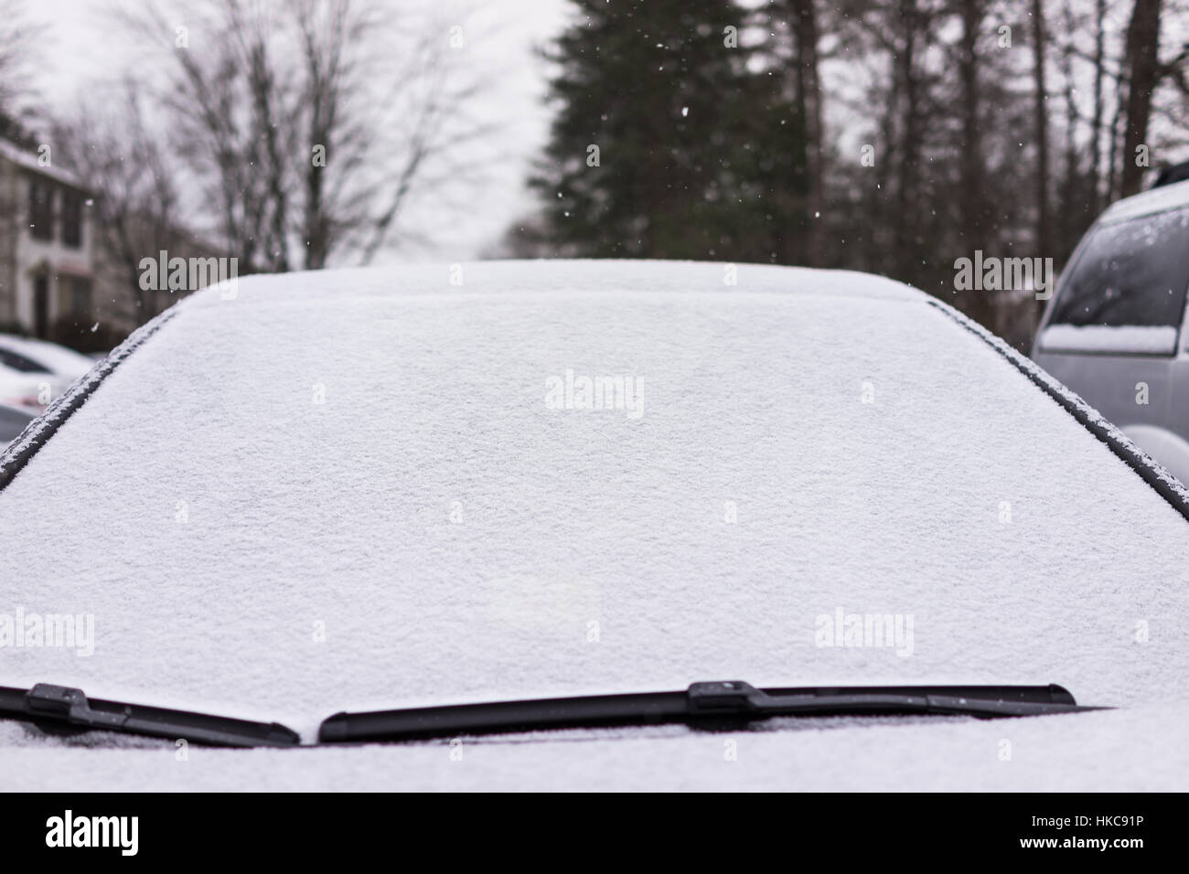 Coperte di neve sul parabrezza auto con tergicristalli Foto Stock