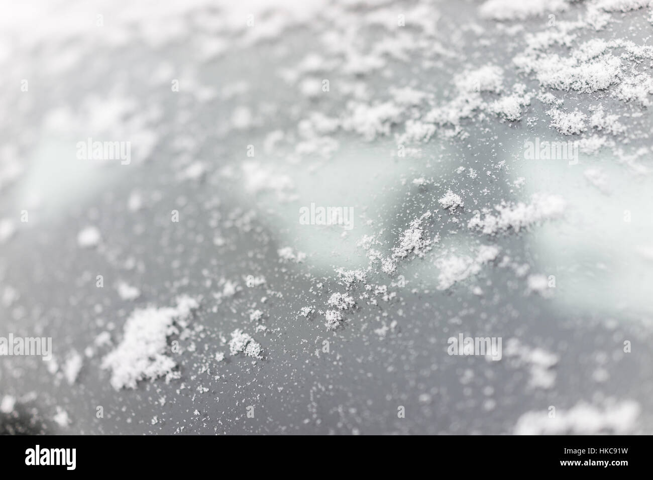 Coperta di neve delle patch su auto vetro del finestrino Foto Stock