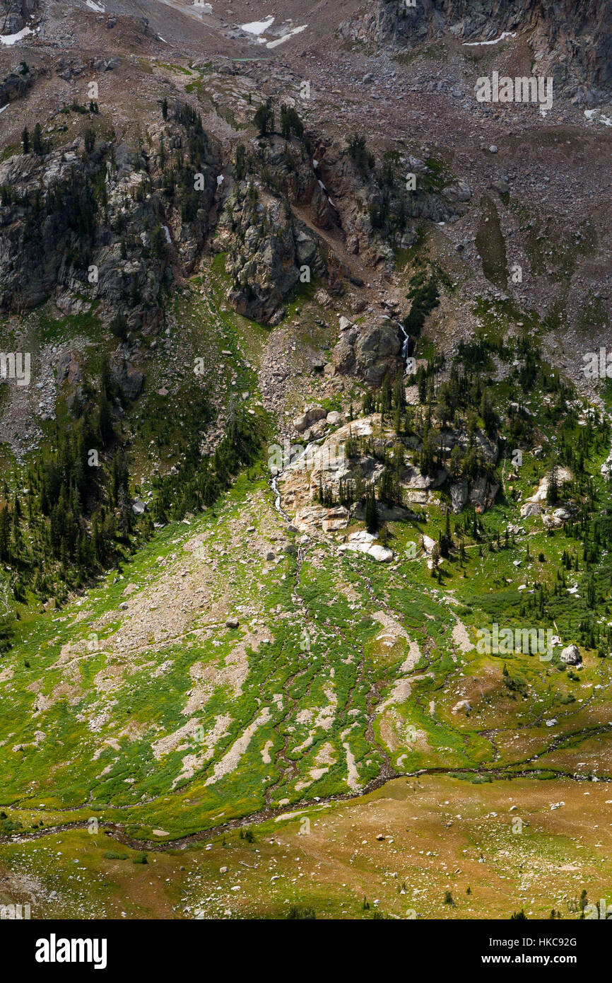 Runoff dal lago Mica nel Teton Mountains versando in North Fork di Cascade Creek. Il Parco Nazionale del Grand Teton, Wyoming Foto Stock