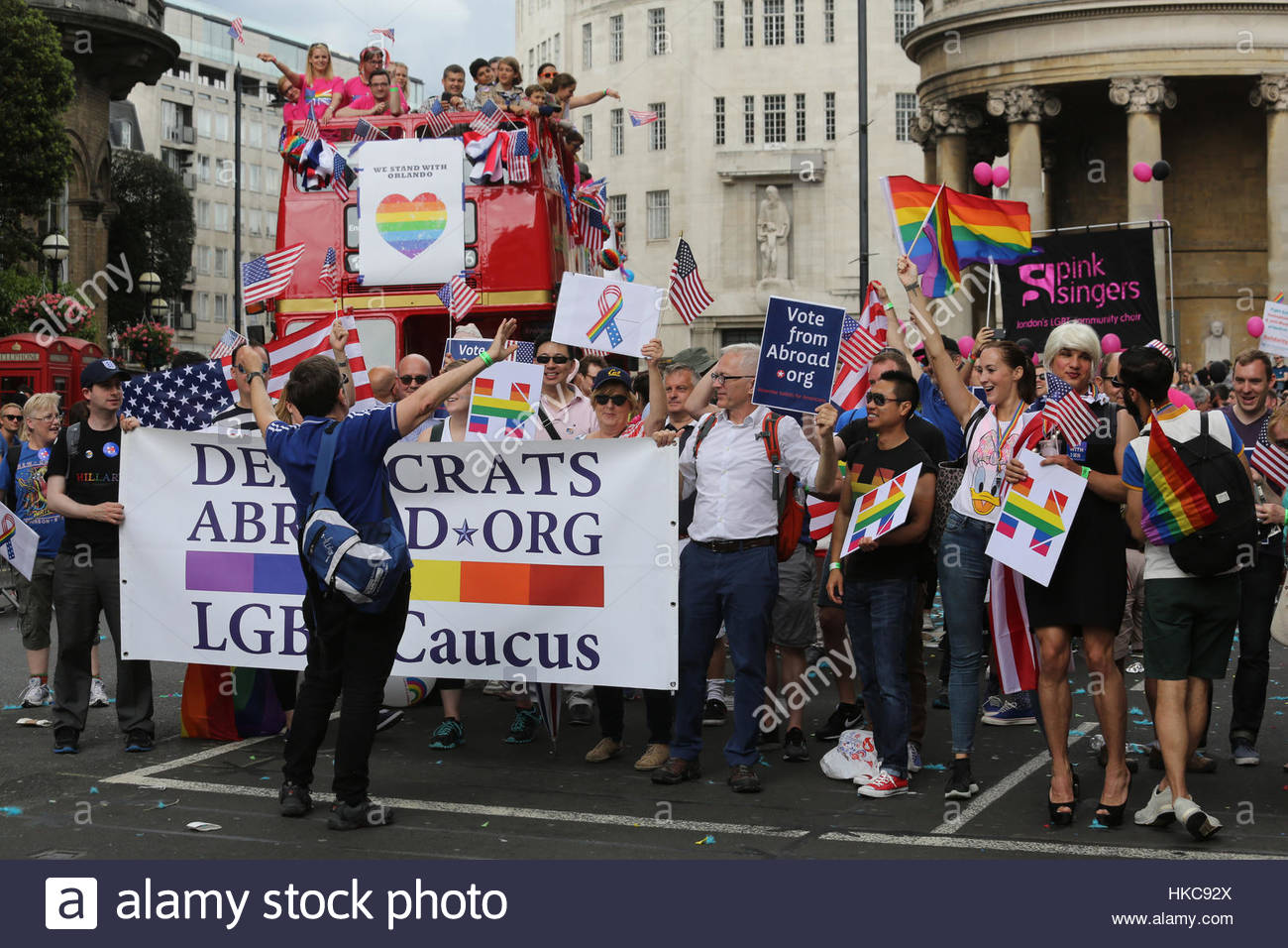 Un bus rosso rende modo all'inizio del London Pride Festival in 2016 come onda partecipanti un banner a sostegno dei diritti dei gay Foto Stock