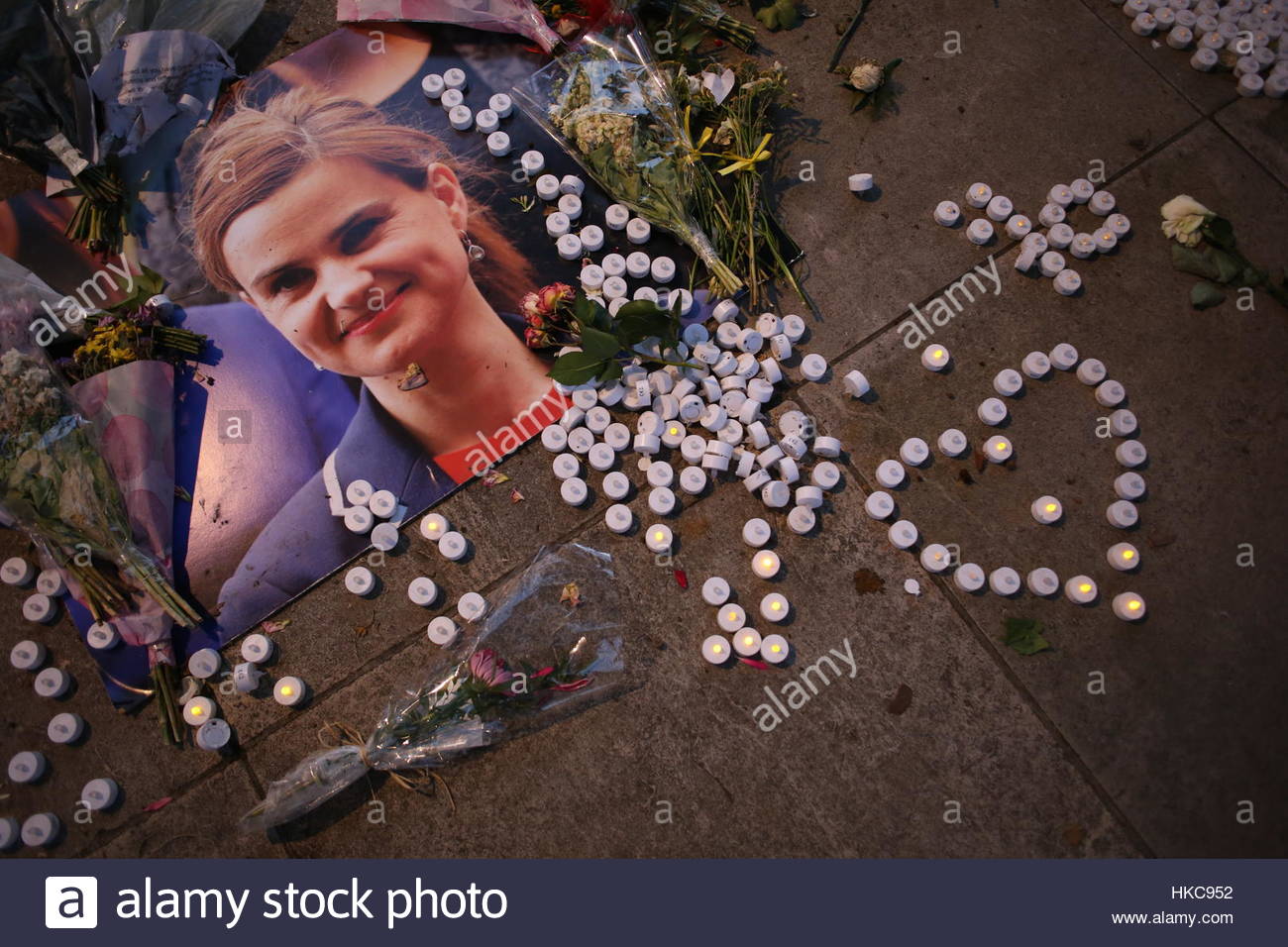 Una sezione del santuario di assassinati MP Jo Cox, comprese le candele, cuore e foto, che sorsero a Westminster dopo la sua morte Foto Stock