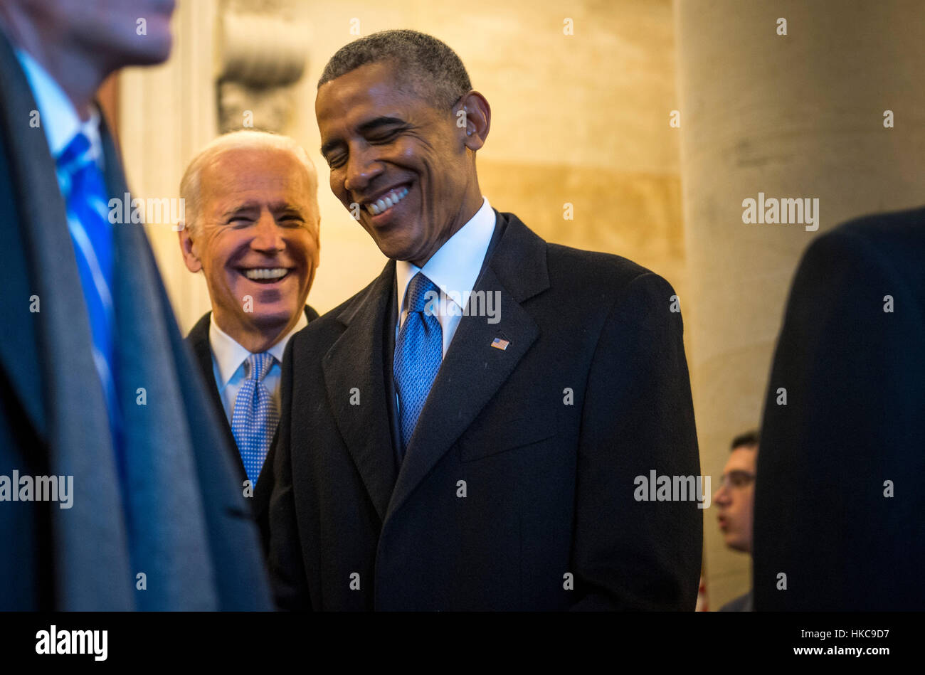 Ex U.S. Il presidente Barack Obama ed ex vice presidente Joe Biden condividono una risata mentre si è in attesa di uscire dall'U.S. Capitol per la cerimonia di partenza durante la 58th presidenziali inaugurazione gennaio 20, 2017 a Washington, DC. Foto Stock