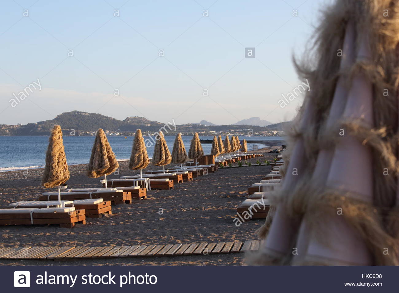 Vuoto vuoto sdraio sulla spiaggia dell'isola di Rodi in Grecia. Foto Stock