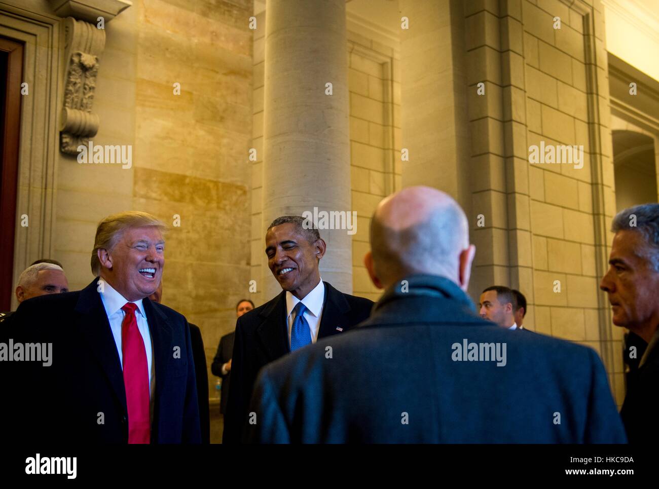Stati Uniti Presidente Donald Trump e ex Presidente Barack Obama ridere come loro capo verso oriente passi presso l'U.S. Capitol per la cerimonia di partenza durante la 58th presidenziali inaugurazione gennaio 20, 2017 a Washington, DC. Foto Stock