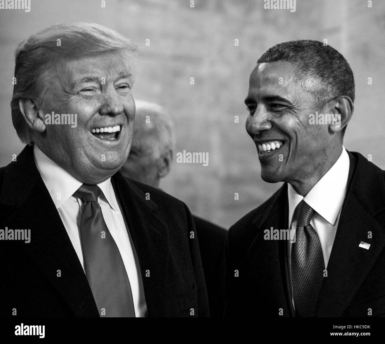 Stati Uniti Presidente Donald Trump e ex Presidente Barack Obama condividono una risata come camminano verso oriente passi presso l'U.S. Capitol per la cerimonia di partenza durante la 58th presidenziali inaugurazione gennaio 20, 2017 a Washington, DC. Foto Stock