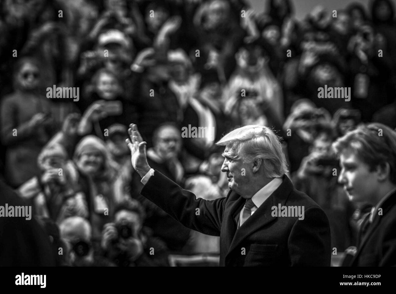 Stati Uniti Presidente Donald Trump onde per la folla durante la 58th presidenziali inaugurazione gennaio 20, 2017 a Washington, DC. Foto Stock