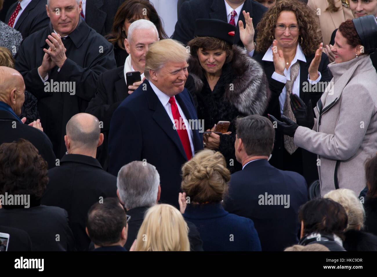 Stati Uniti Presidente Donald Trump passeggiate attraverso una folla durante il 58th inaugurazione presidenziale presso l'U.S. Capitol Building 20 Gennaio 2017 a Washington, DC. Foto Stock