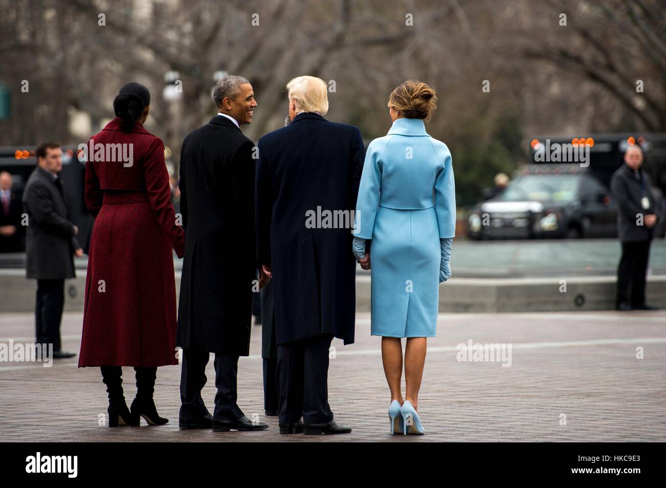 Stati Uniti Presidente Donald Trump, First Lady Melania Trump, ex presidente Barack Obama e la ex First Lady Michelle Obama a piedi verso l'Esecutivo di un aeromobile durante la cerimonia di partenza a 58th presidenziali inaugurazione gennaio 20, 2017 a Washington, DC. Foto Stock