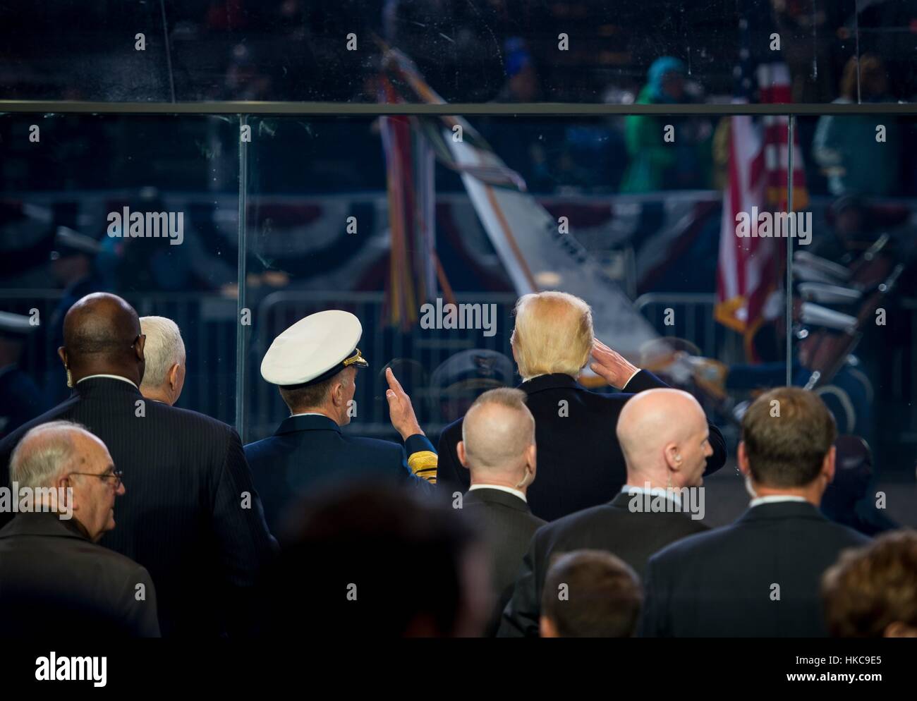 Stati Uniti Presidente Donald Trump saluta le truppe in marcia da dalla Casa Bianca revisione stand durante la 58th presidenziali inaugurazione gennaio 20, 2017 a Washington, DC. Foto Stock