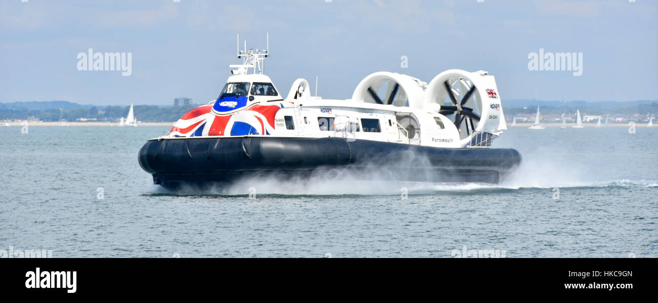 Isola di Wight Hovercraft GH-2161 "Isola Flyer' trasporto arrivando a Ryde dopo aver attraversato il Solent con passeggeri da Portsmouth Inghilterra Regno Unito Foto Stock