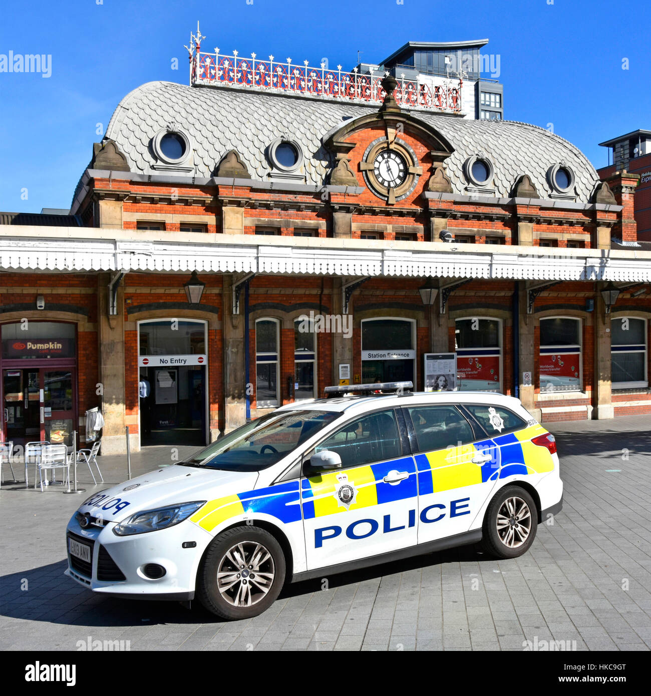 Stazione ferroviaria a Slough Berkshire England Regno Unito British Transport Police auto parcheggiate fuori città stazione ferroviaria ingresso del passeggero Foto Stock